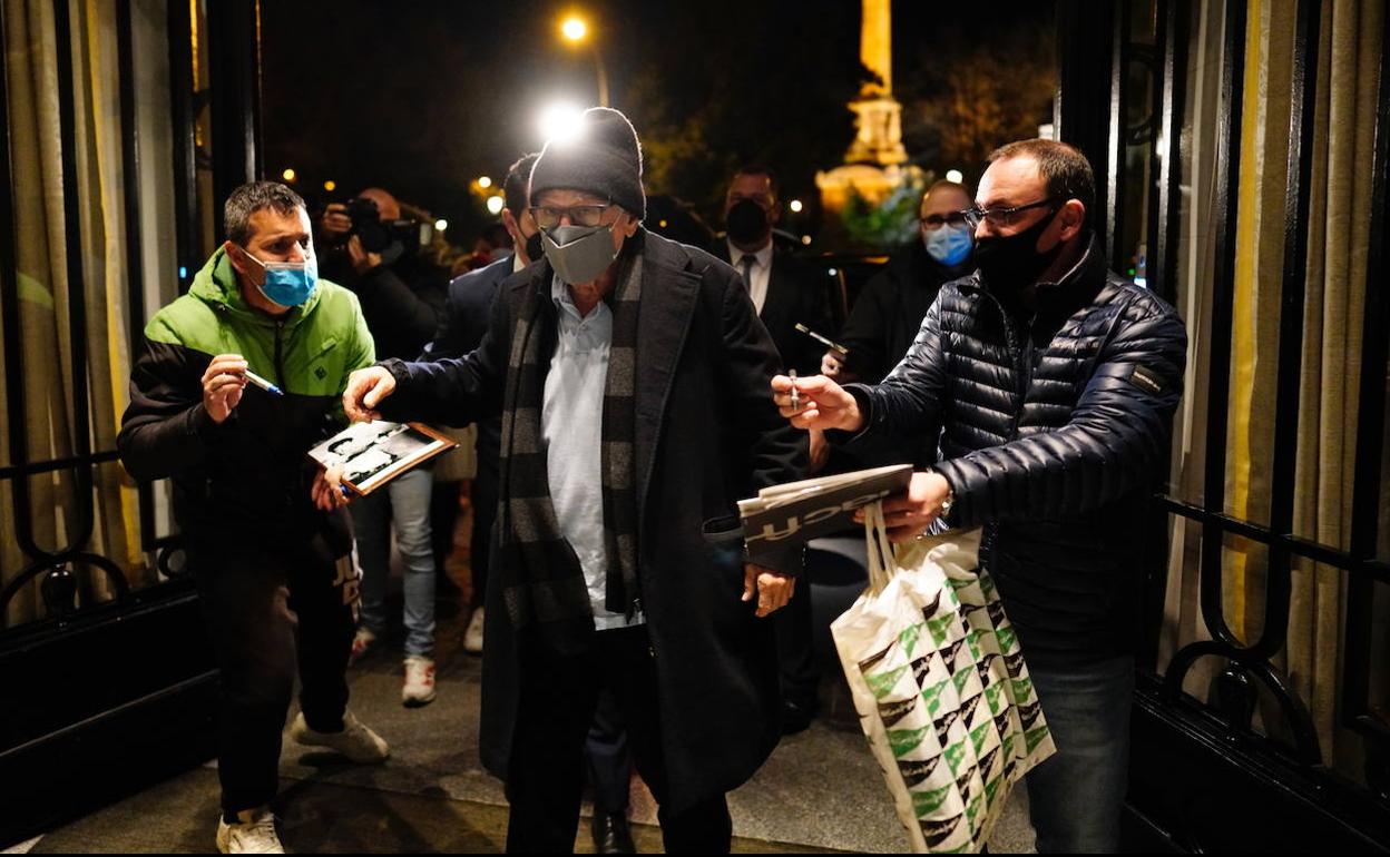 Robert de Niro atiende a los fans tras su llegada al hotel Ritz de Madrid.