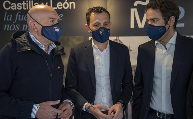 Jesús Julio Carnero, Conrado Íscar y Teodoro García Egea, durante la visita del ya ex secretario general a Valladolid en plena campaña. 