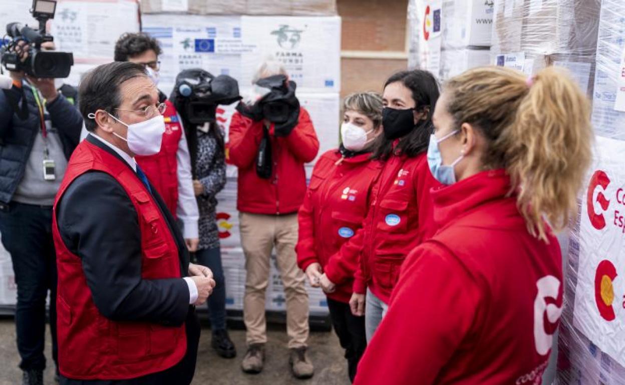 El ministro de Asuntos Exteriores, José Manuel Albares, charla con las personas que se encargan de la recepción del material sanitario para mandar a Ucrania.