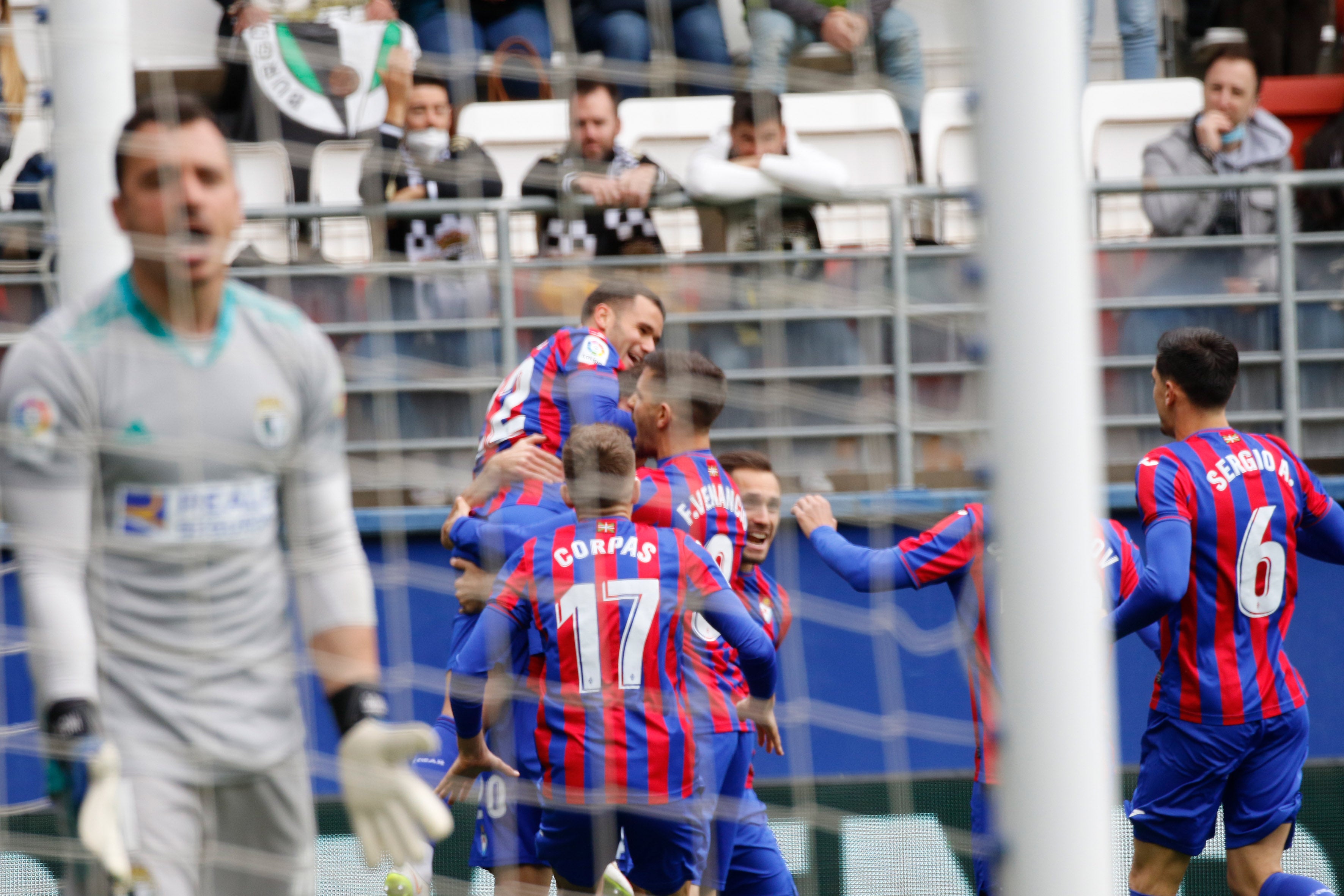 Alfonso Herrero se lamenta tras el gol recibido.