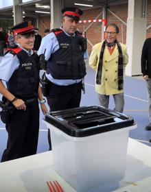 Imagen secundaria 2 - Diferentes momentos de la jornada del 1 de octubre de 2017 en cataluña.