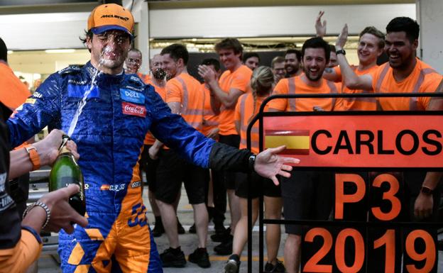 Carlos Sainz celebra, fuera del podio, su primer tercer puesto. 