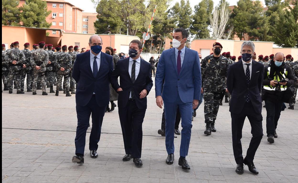 Emiliano García-Page, Pedro Sánchez y Fernando Grande-Marlaska, en su visita a la sede de los GEO en Guadalajara. . 