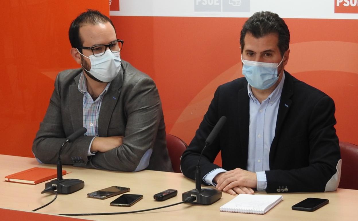 Ángel Hernández, cabeza de lista del PSOE a las Cortes, junto a Luis Tudanca.