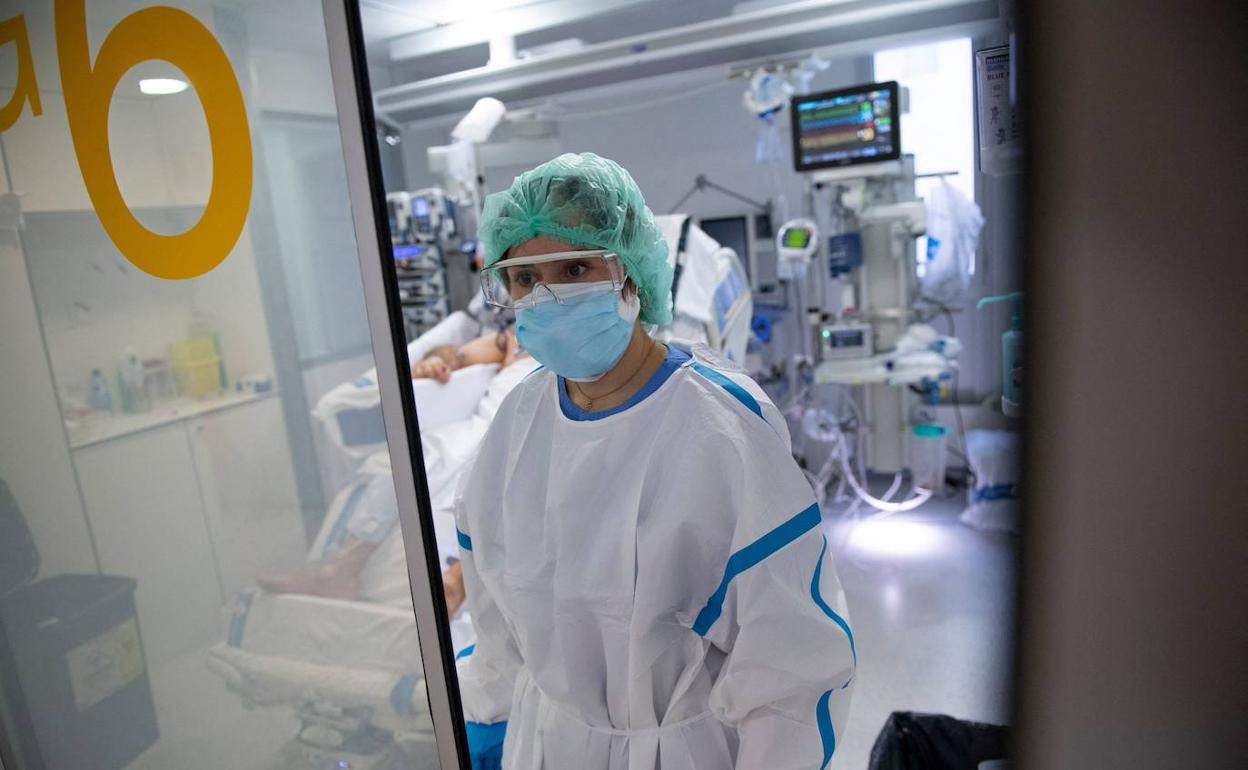 Una sanitaria en un hospital de Barcelona.