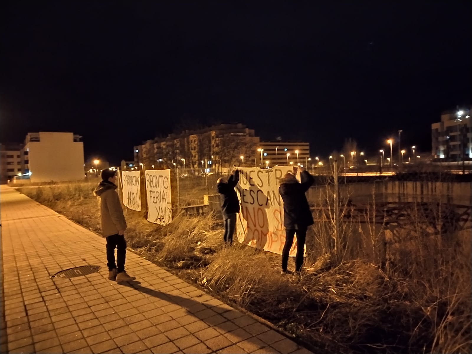 Fotos: Los vecinos retiran las pancartas tras conseguir que las barracas no vayan a Fuentecillas