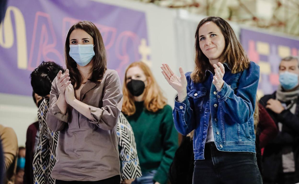 Las ministras Irene Montero y Ione Belarra, en un acto el domingo.