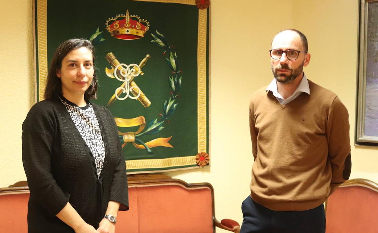 La agente Laura Muñiz y el sargento 1º Gonzalo Soto, de la Guardia Civil.