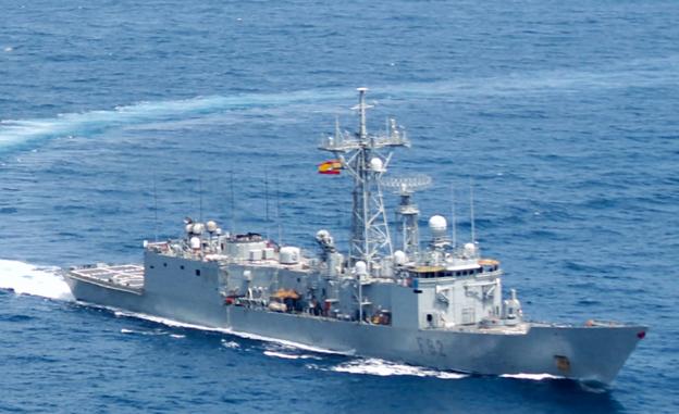 Buque de guerra en la operación Atalanta para proteger aguas somalíes del pirateo marítimo en misiones humanitarias.