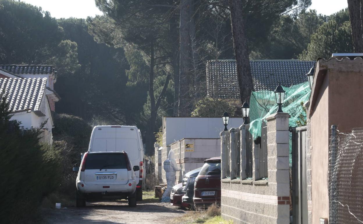 Registro y toma de muestras de la policía científica de la Guardia Civil en el chalé de 'El Manitas'. 