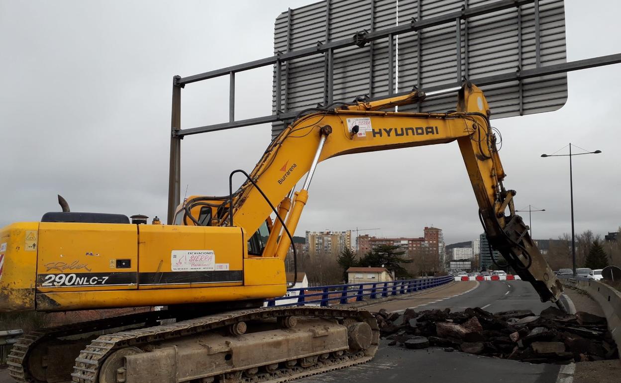 Ya ha comenzado la demolición de la calzada. 