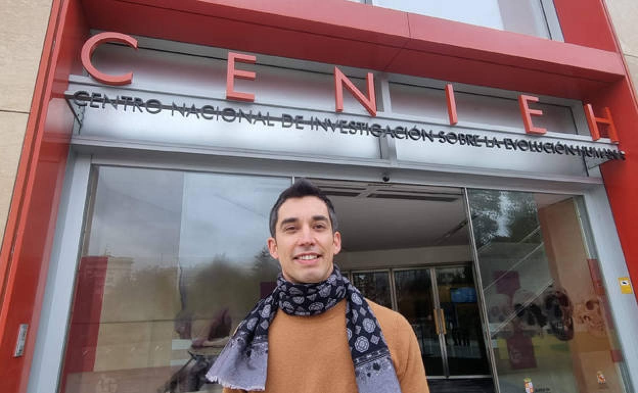 Michael Toffolo en las puertas de la CENIEH. 