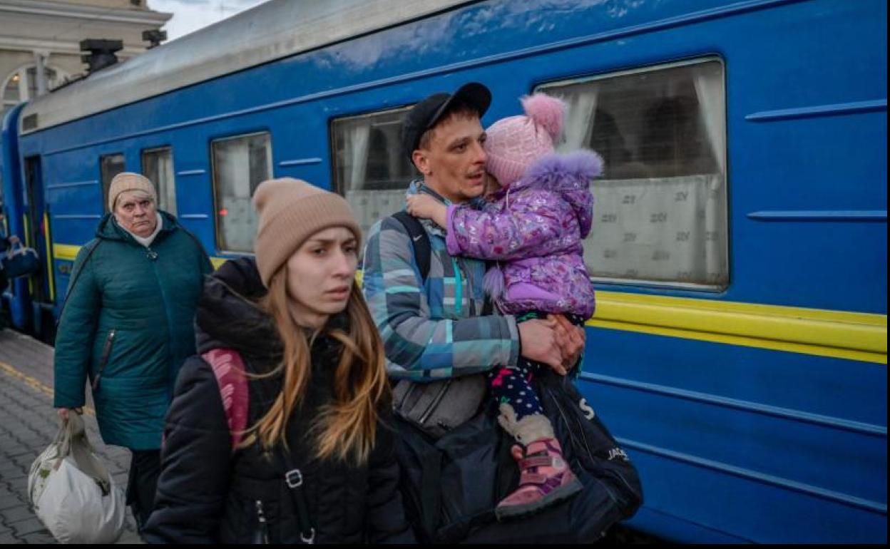 Varias personas tratan de salir de la ciudad portuaria de Odesa.