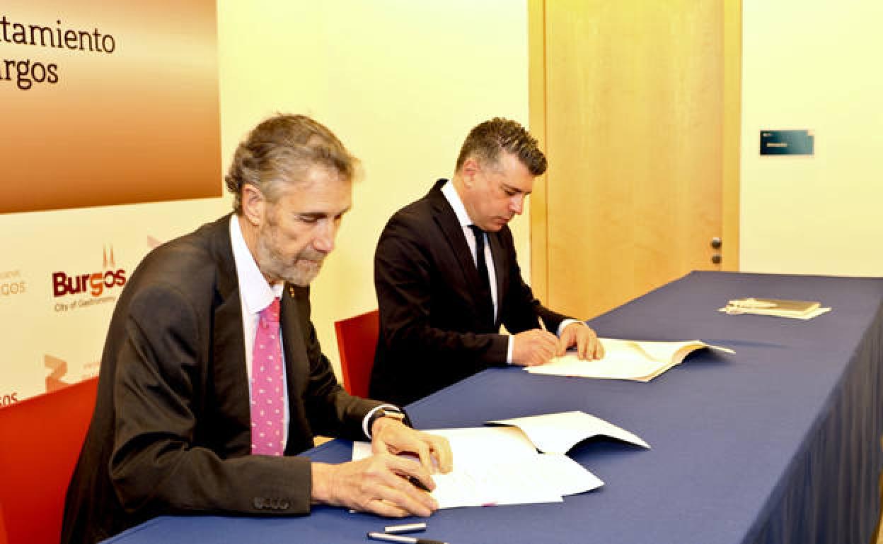 El rector Pérez Mateos /(izda.) y el presidente de Promueve, Vicente Marañón, en la firma del convenio. 