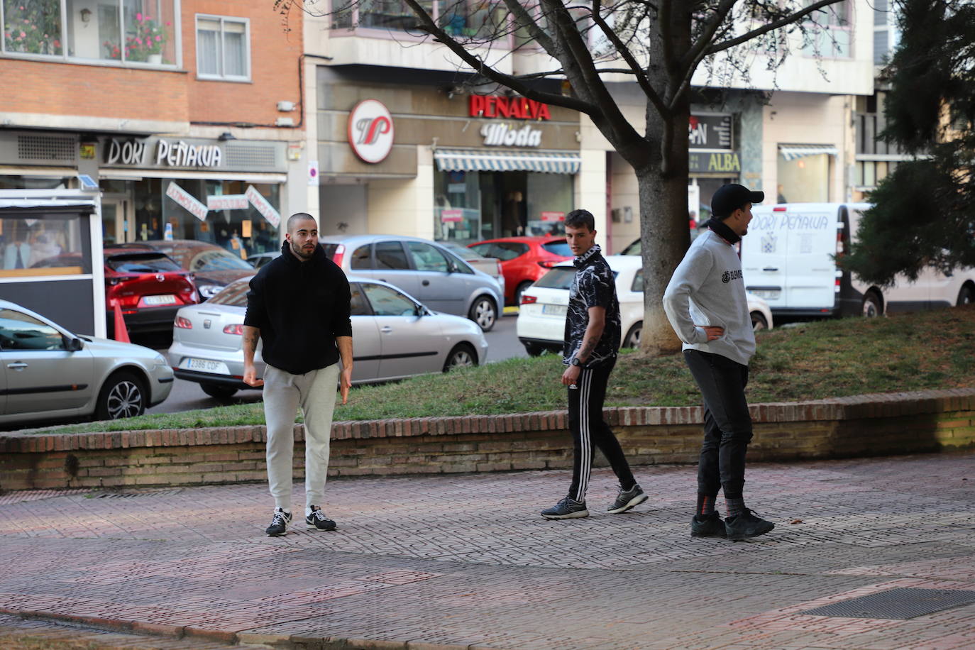 Miembros de la comunidad parkour de Burgos practican en las cercanías de la Casa de Cultura del barrio de Gamonal