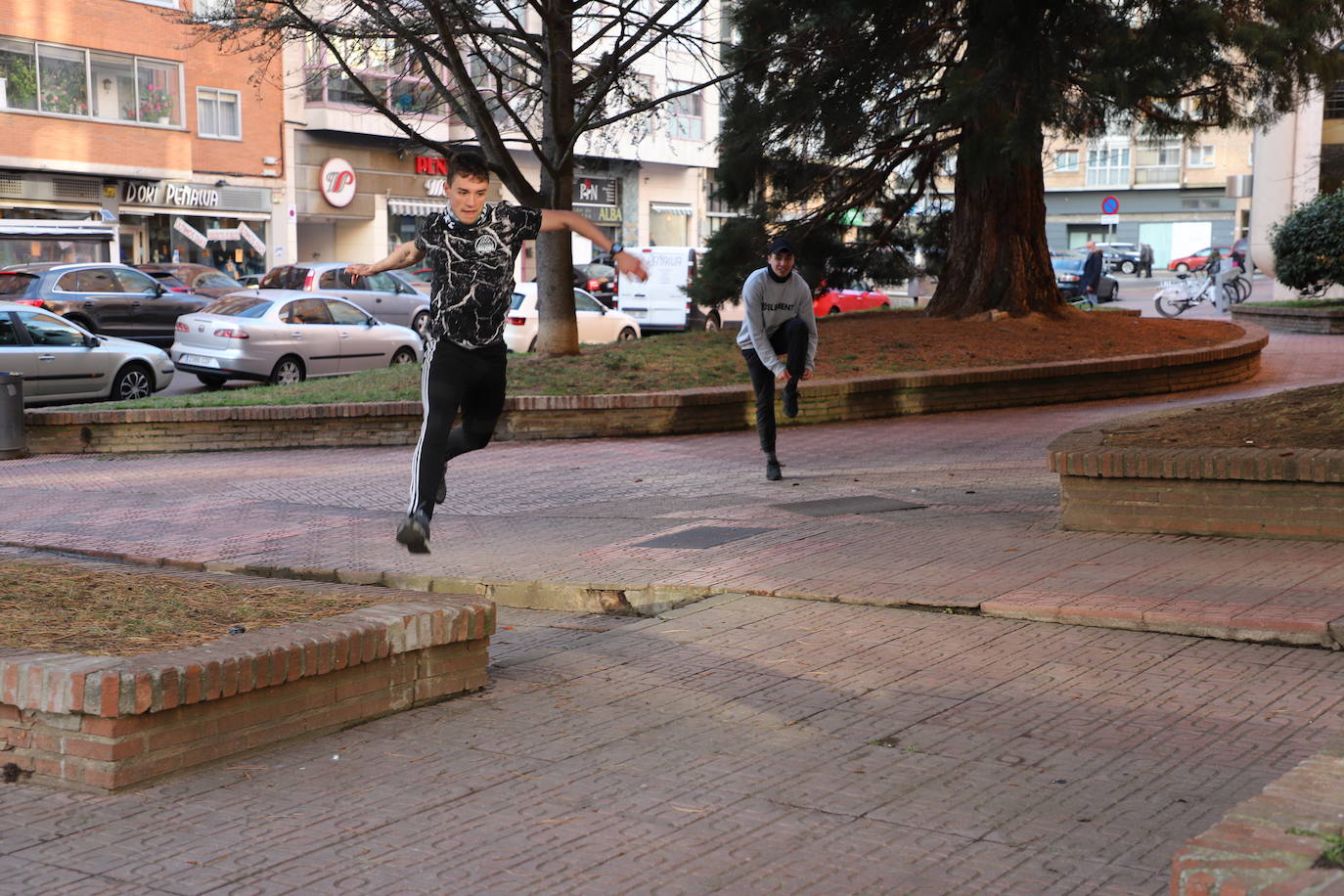 Miembros de la comunidad parkour de Burgos practican en las cercanías de la Casa de Cultura del barrio de Gamonal