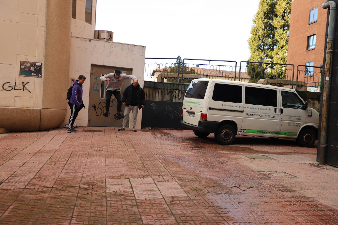 Miembros de la comunidad parkour de Burgos practican en las cercanías de la Casa de Cultura del barrio de Gamonal