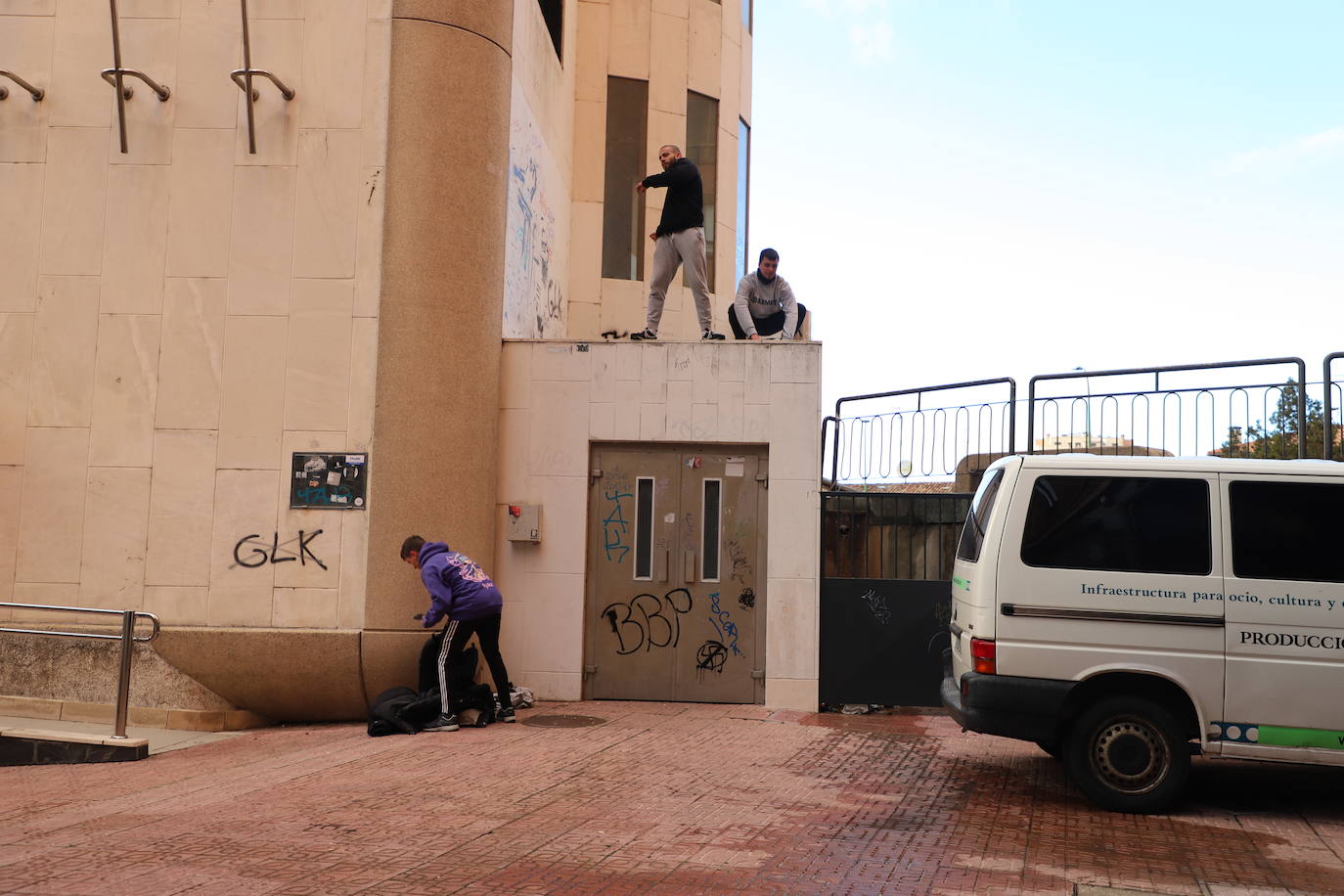 Miembros de la comunidad parkour de Burgos practican en las cercanías de la Casa de Cultura del barrio de Gamonal