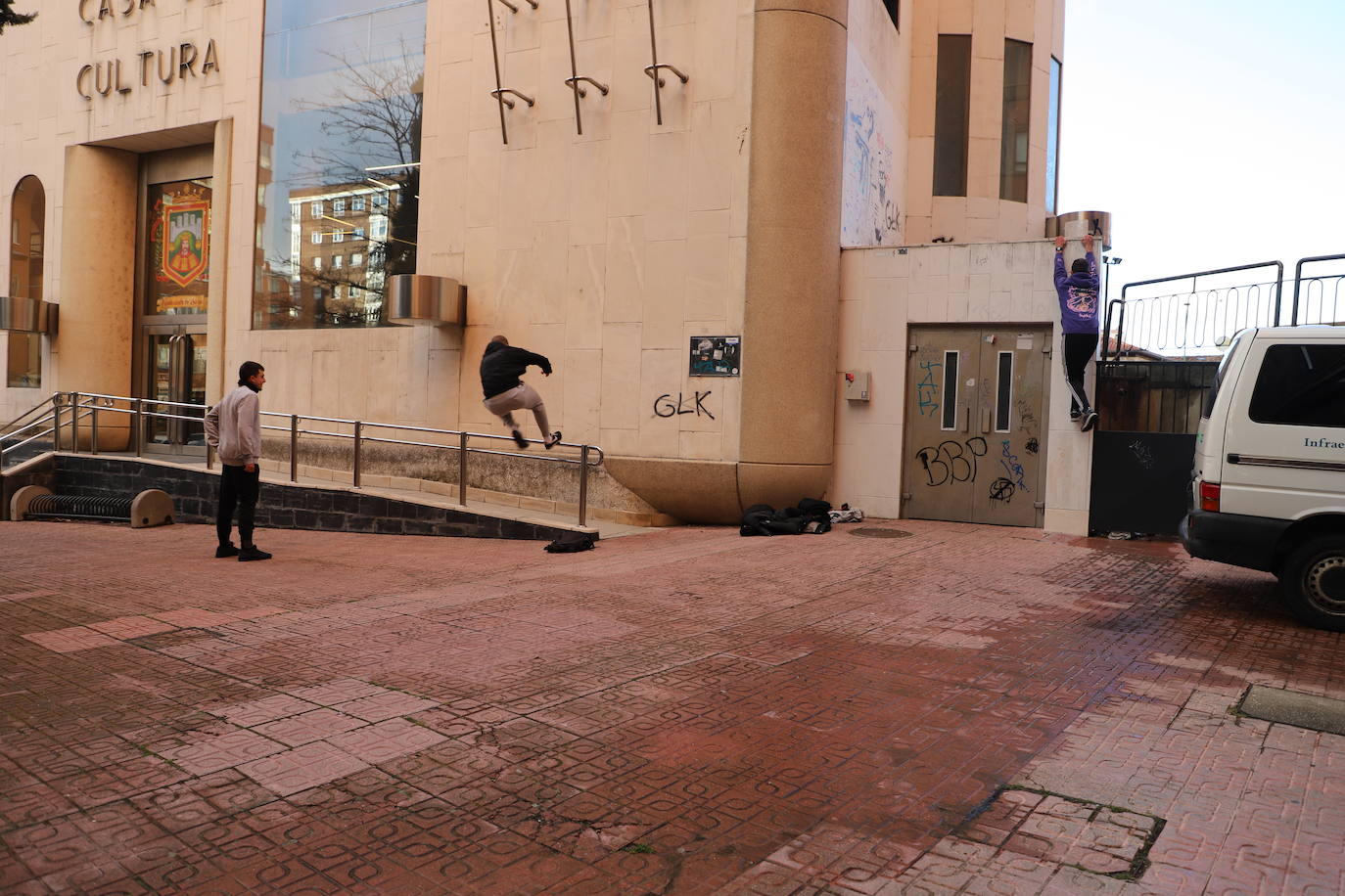 Miembros de la comunidad parkour de Burgos practican en las cercanías de la Casa de Cultura del barrio de Gamonal