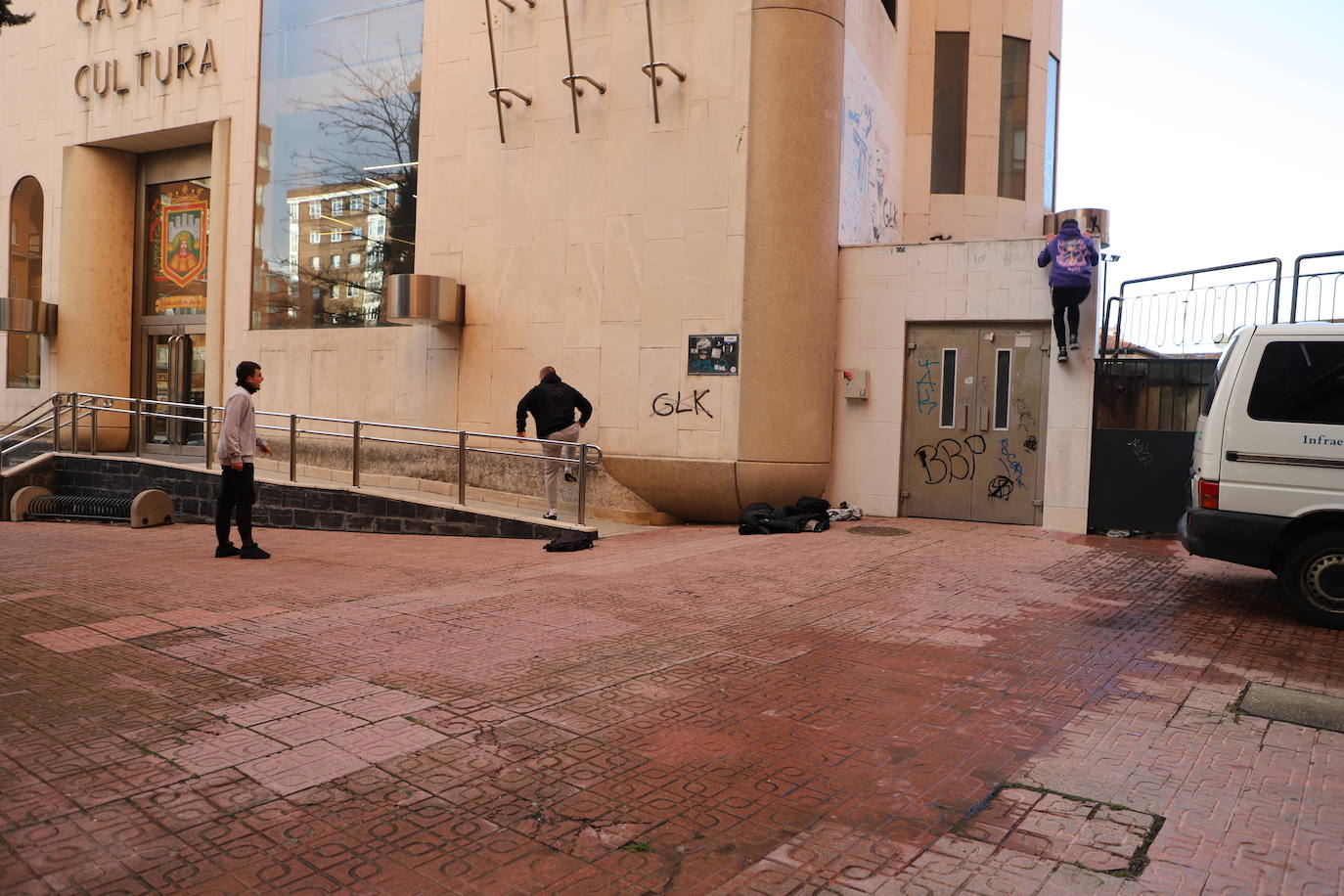 Miembros de la comunidad parkour de Burgos practican en las cercanías de la Casa de Cultura del barrio de Gamonal