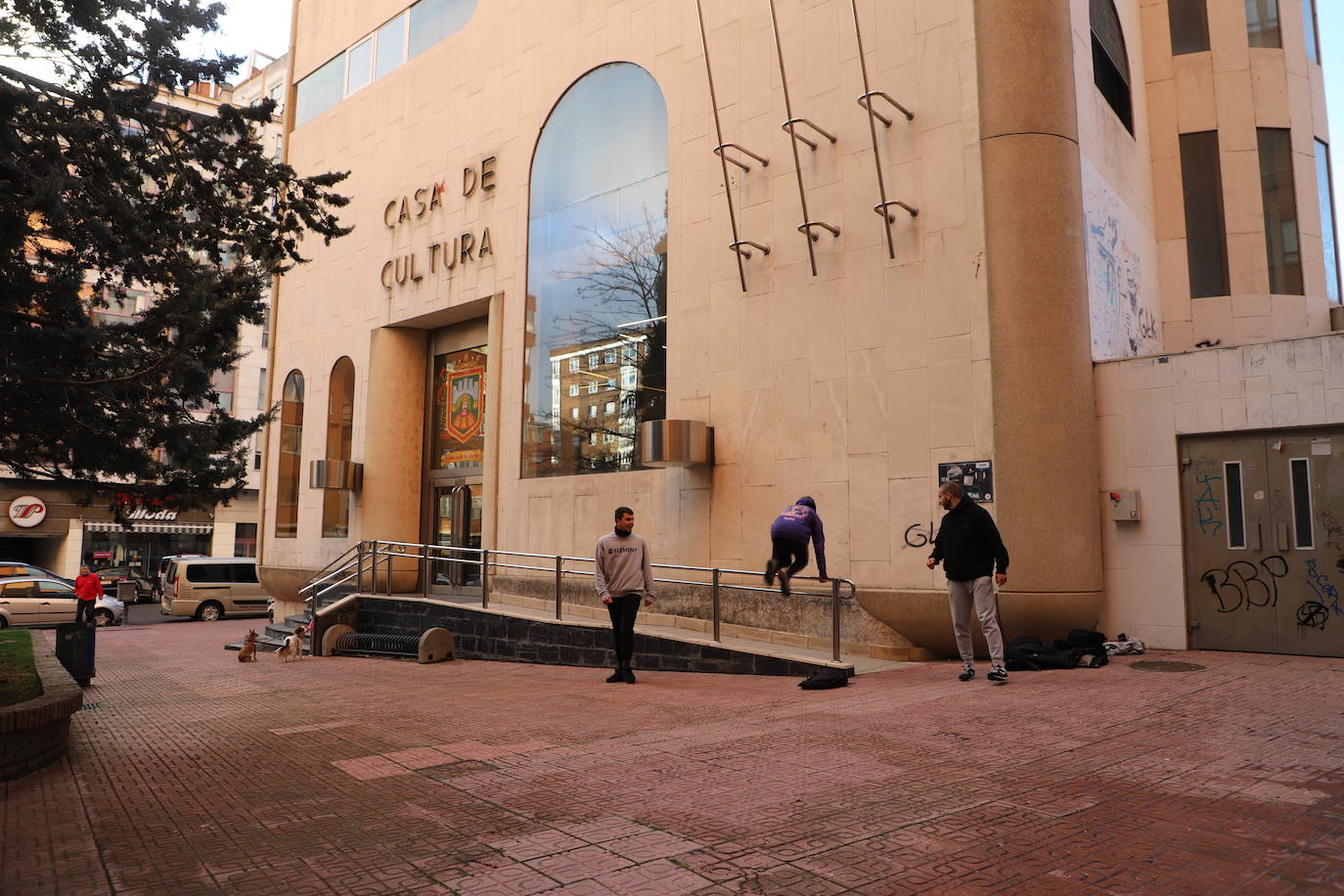 Miembros de la comunidad parkour de Burgos practican en las cercanías de la Casa de Cultura del barrio de Gamonal