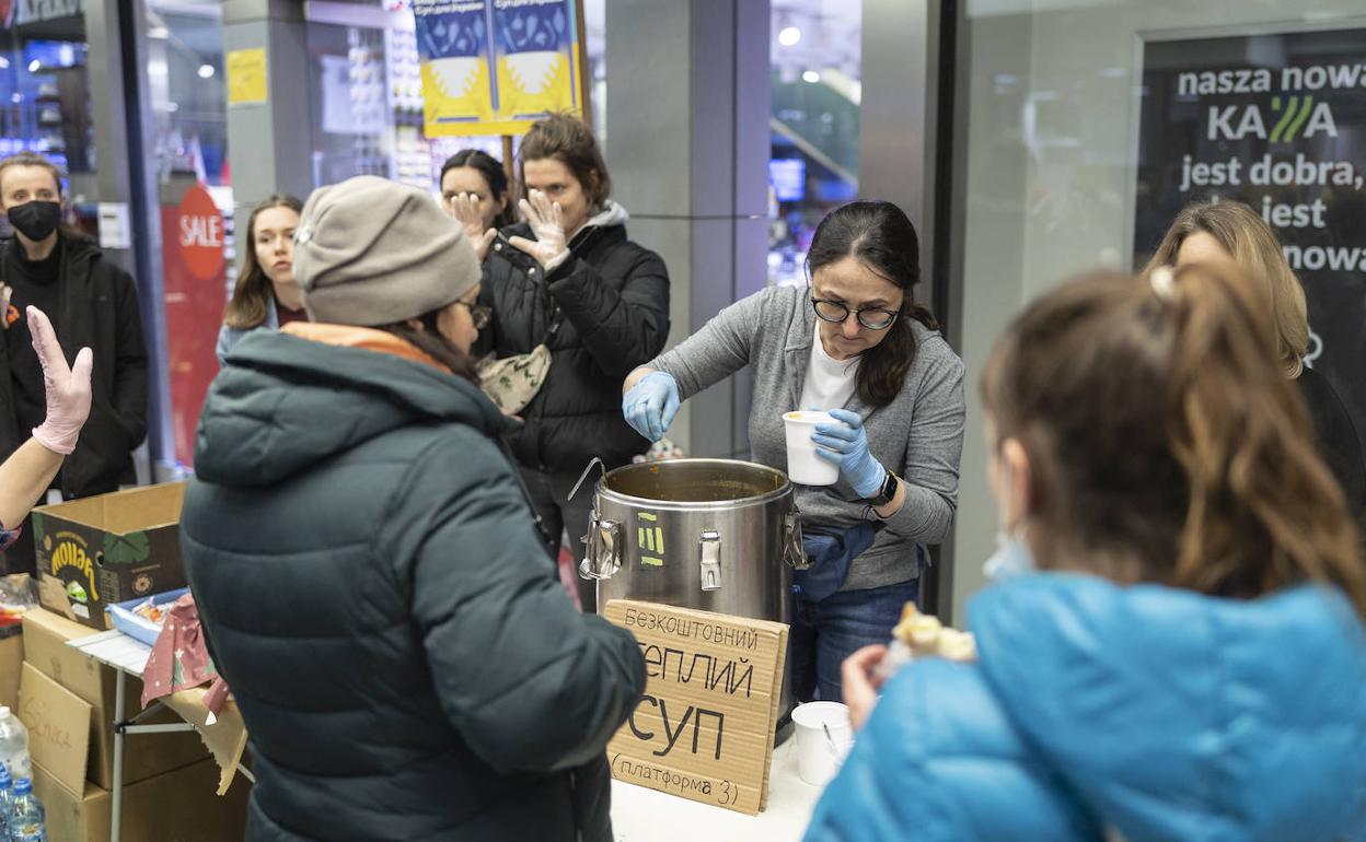 Un grupo de refugiados ucranianos reciben comida en Polonia. 