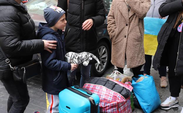 El niño ucraniano tras la entrega de un peluche por parte de su compatriota, también refugiado de la guerra en Burgos