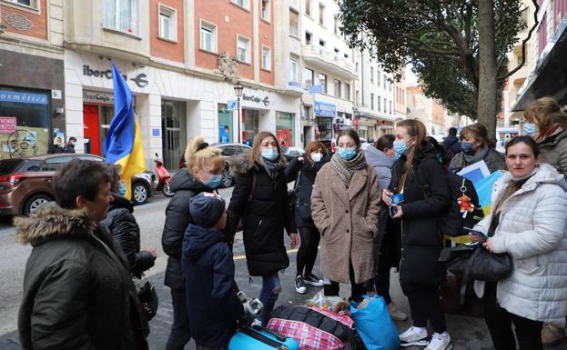 Refugiados ucranianos reciben a otros compatriotas rescatados en la estación de autobuses de Burgos