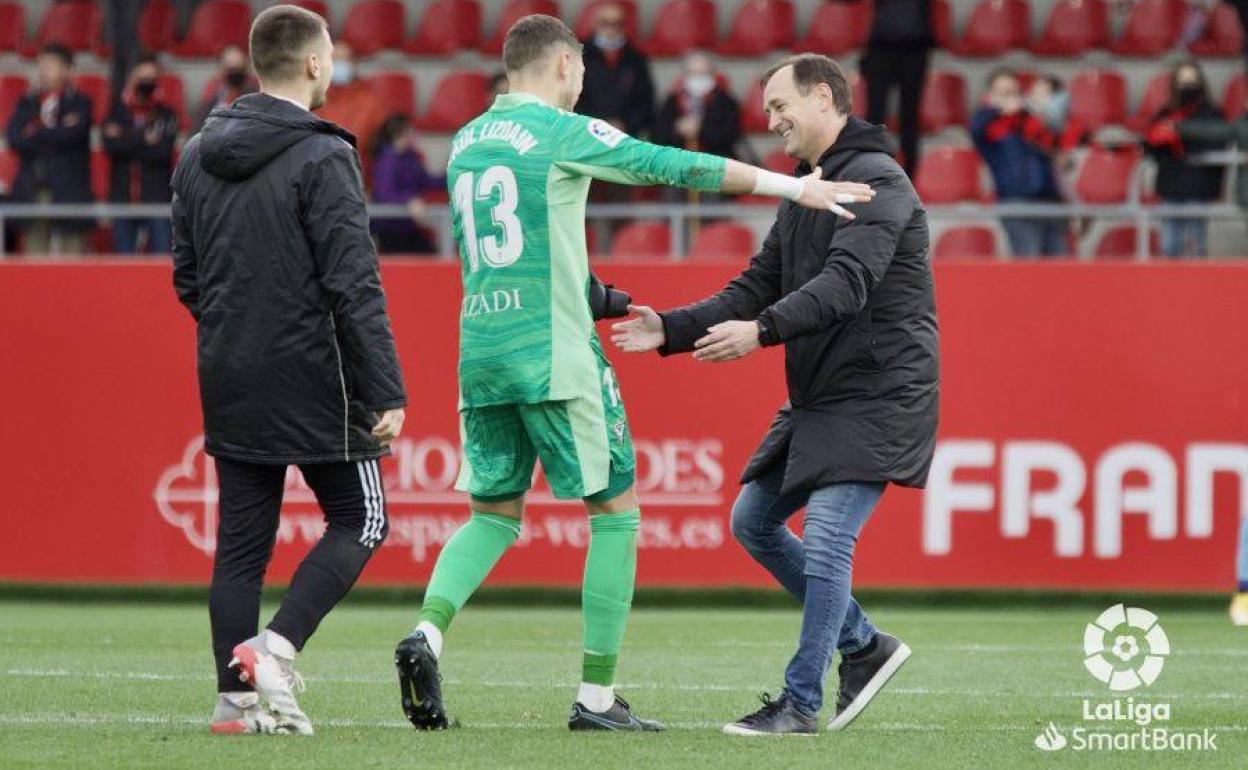 Joseba Etxebarria felicita a Raúl Lizoain tras el partido