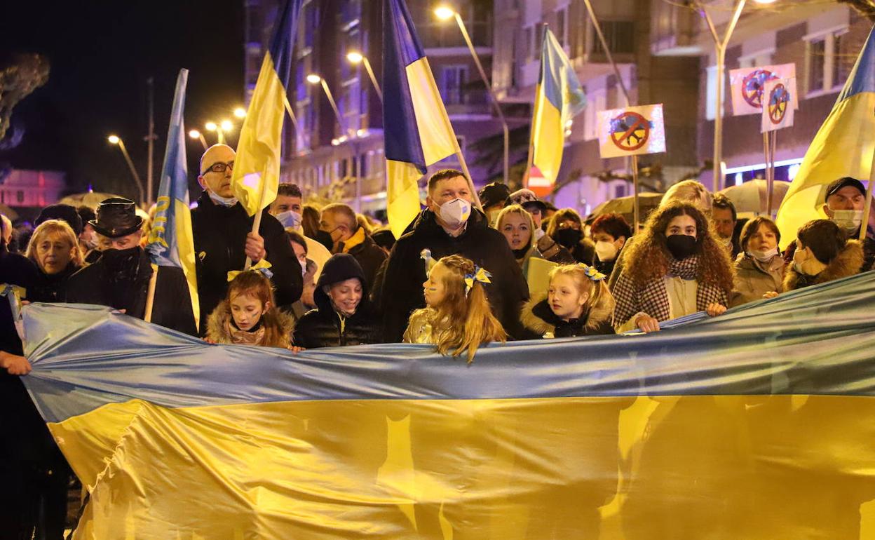 Miembros de la comunidad ucraniana de Burgos junto a burgaleses en la cabeza de la manifestación por la paz