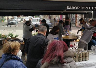 Imagen secundaria 1 - Reparto de paella solidaria con Ucrania en Burgos. 