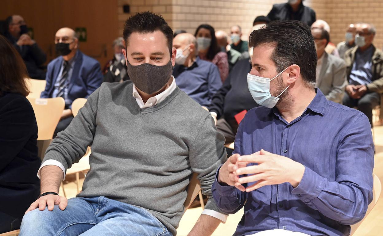 Daniel de la Rosa y Luis Tudanca en la Asamblea Extraordinaria de la Agrupación Local del PSOE en Burgos. 