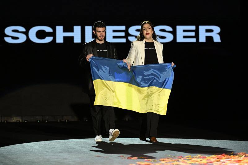 Los nuevos directores creativos de Ángel Schlesser, el madrileño Jaime Beltrán y la murciana Cristina Munuera, con la bandera de Ucrania. 