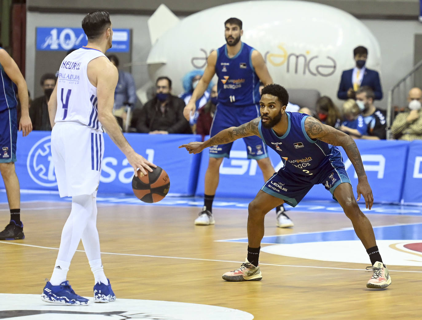 Imágenes del partido entre el Hereda San Pablo Burgos y el Real Madrid disputado en el Coliseum