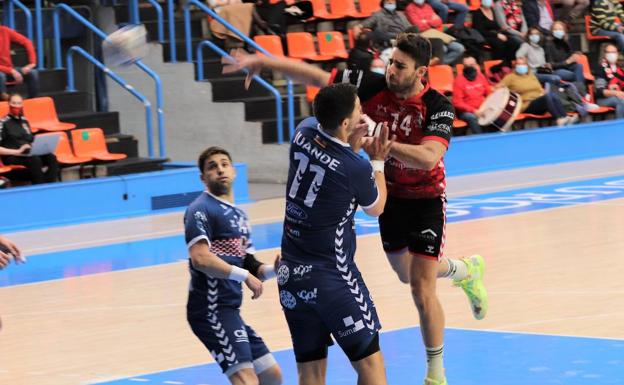 Imagen principal - Balonmano en Burgos: Victoria contundente del UBU San Pablo