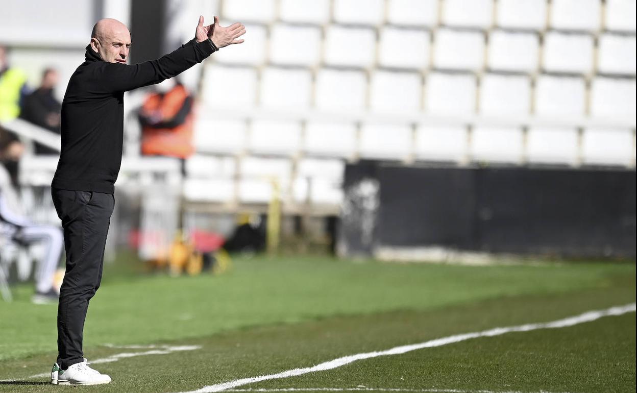 Julián Calero da instrucciones a sus jugadores durante el partido ante la Real Sociedad B en El Plantío