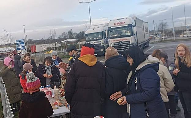 Imagen principal - Imágenes de la expedición arandina en el trayecto de vuelta con las personas refugiadas desde Ucrania.