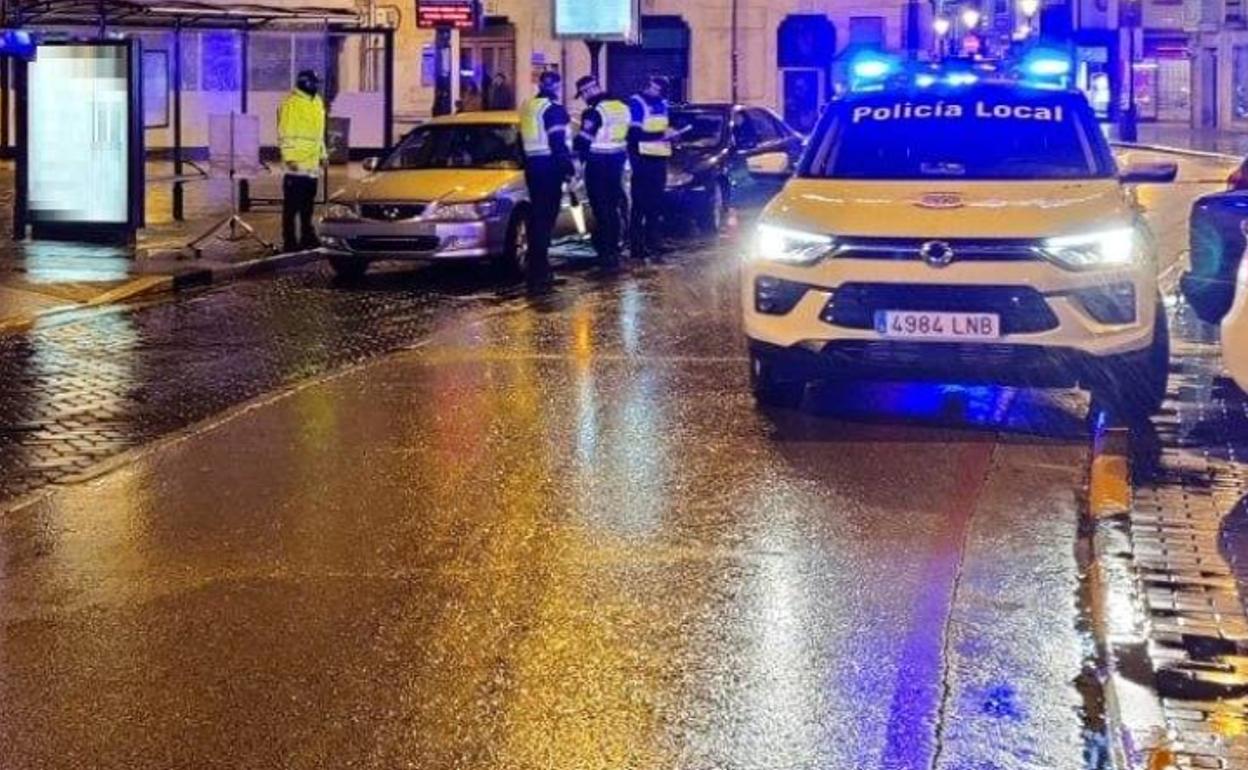 La Policía Local realiza un control a un vehículo en Burgos