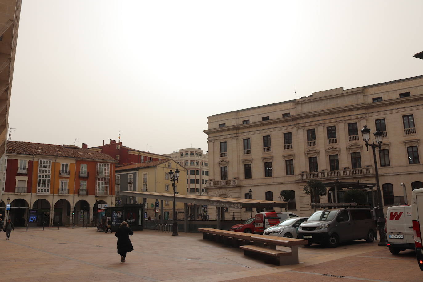 Los tonos ocres de la calima han cubierto numerosos rincones del centro de Burgos