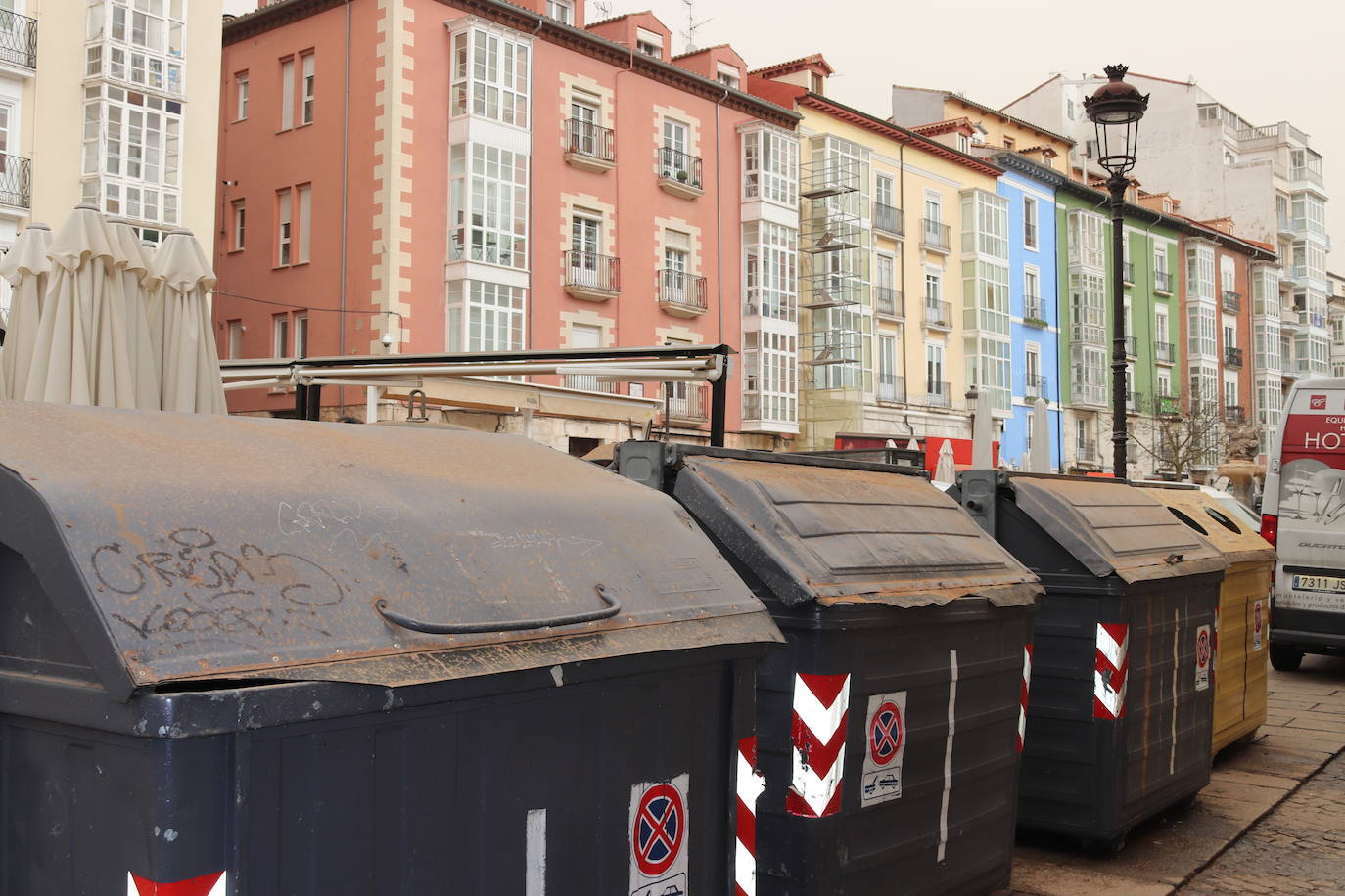 Los tonos ocres de la calima han cubierto numerosos rincones del centro de Burgos