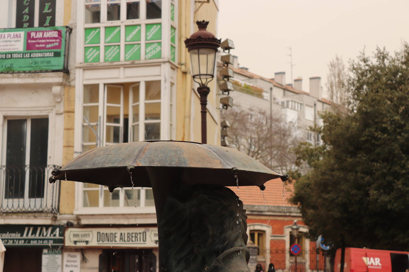 Los tonos ocres de la calima han cubierto numerosos rincones del centro de Burgos