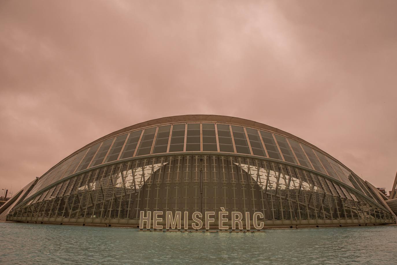 Vista del cielo en la Ciudad de las Artes y las Ciencia, con el cielo rojo y amarillo. 