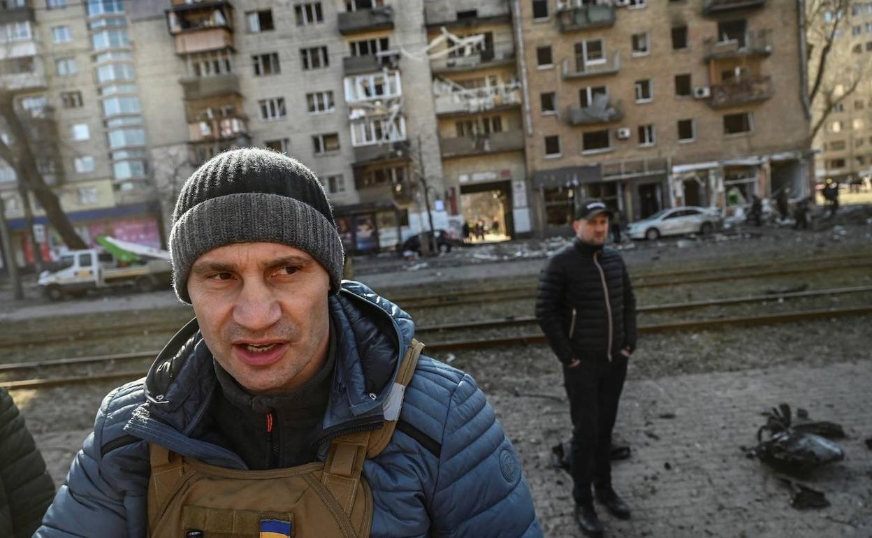 Vitali Klichko, alcalde de Kiev, inspeccionando los daños provocados en la ciudad por los ataques rusos.