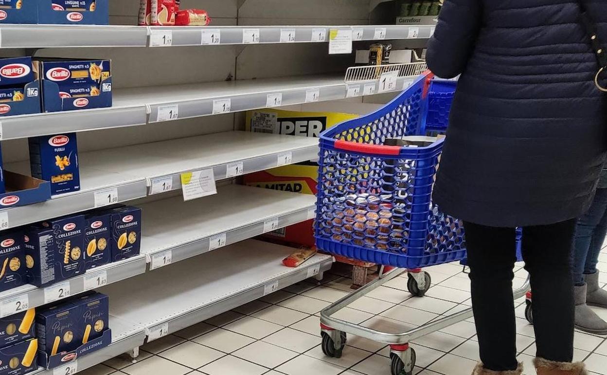 Estantería de un supermercado de Burgos este jueves.