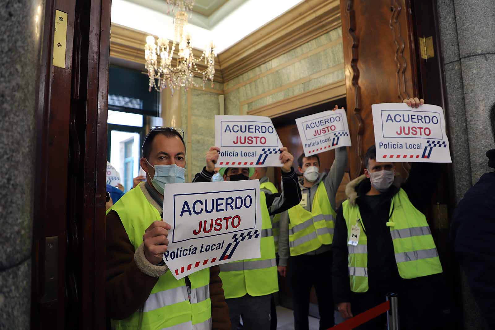 Fotos: Imágenes de la protesta de Policía Local en pleno del Ayuntamiento de Burgos