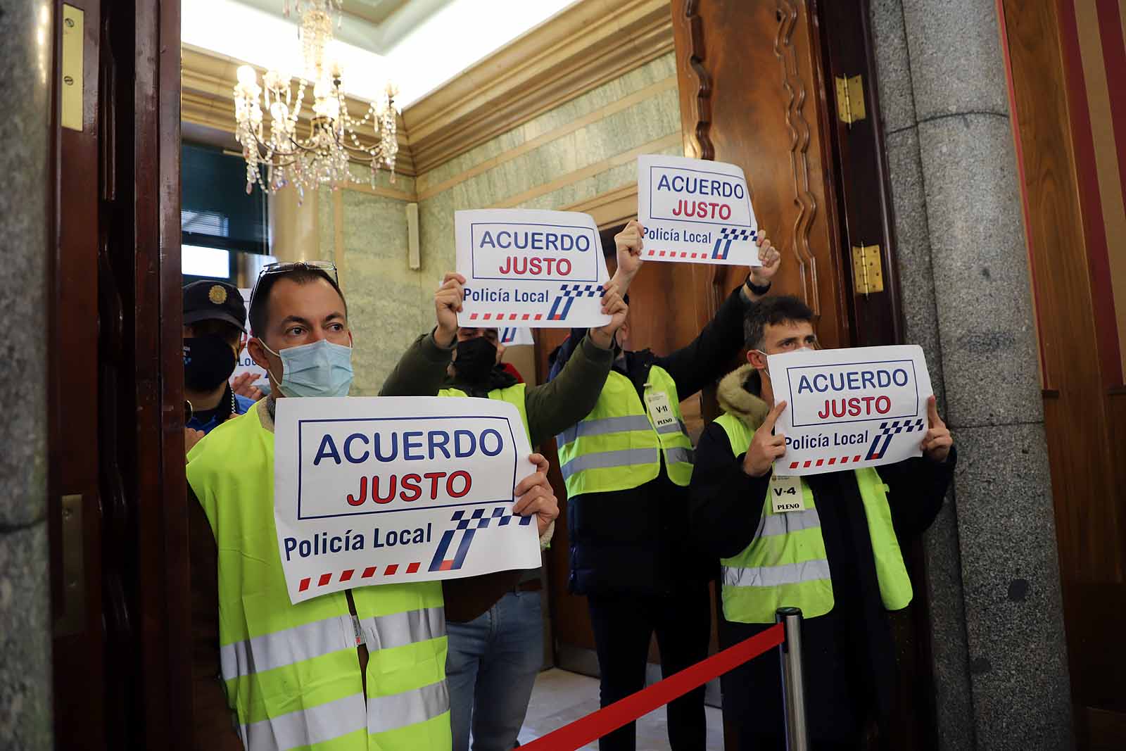 Fotos: Imágenes de la protesta de Policía Local en pleno del Ayuntamiento de Burgos