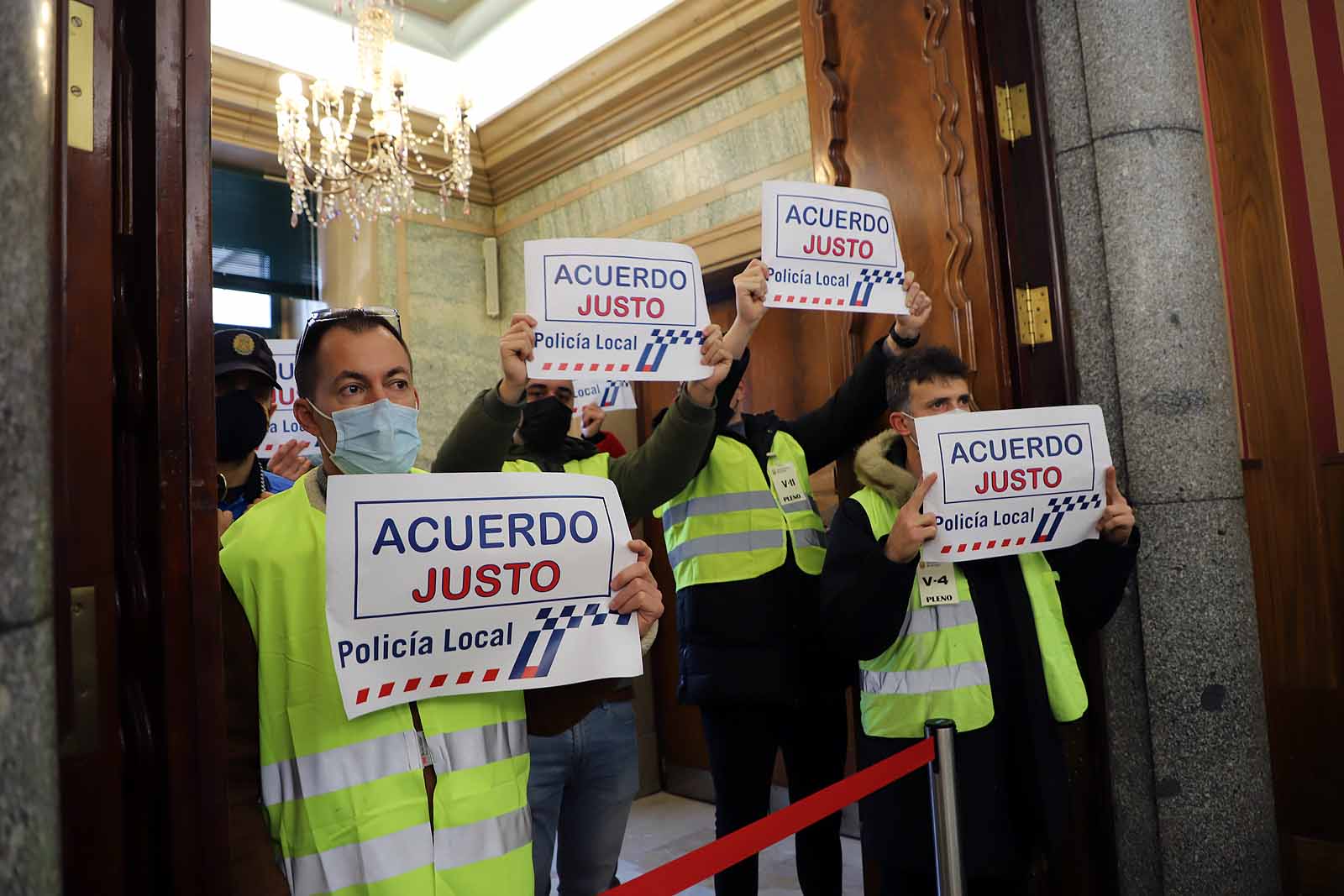 Fotos: Imágenes de la protesta de Policía Local en pleno del Ayuntamiento de Burgos