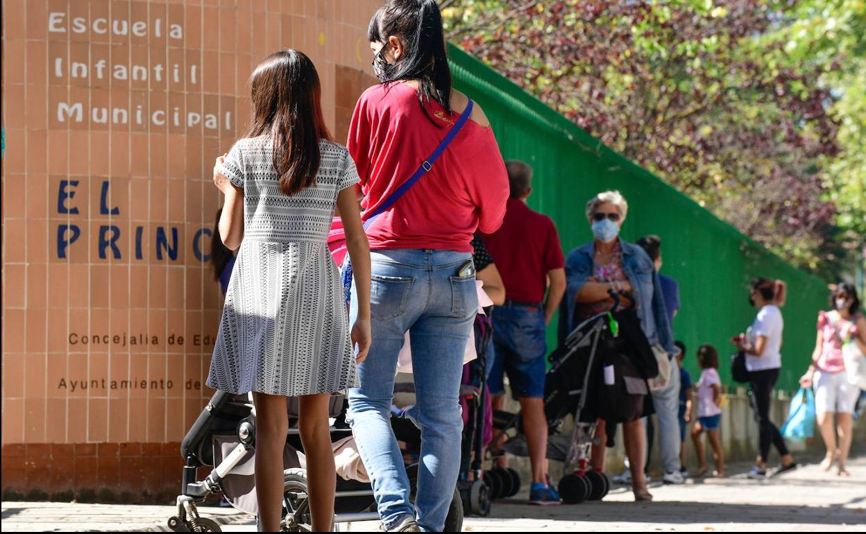 Varios familiares espean a niños de un colegio infantil en Valladolid. 