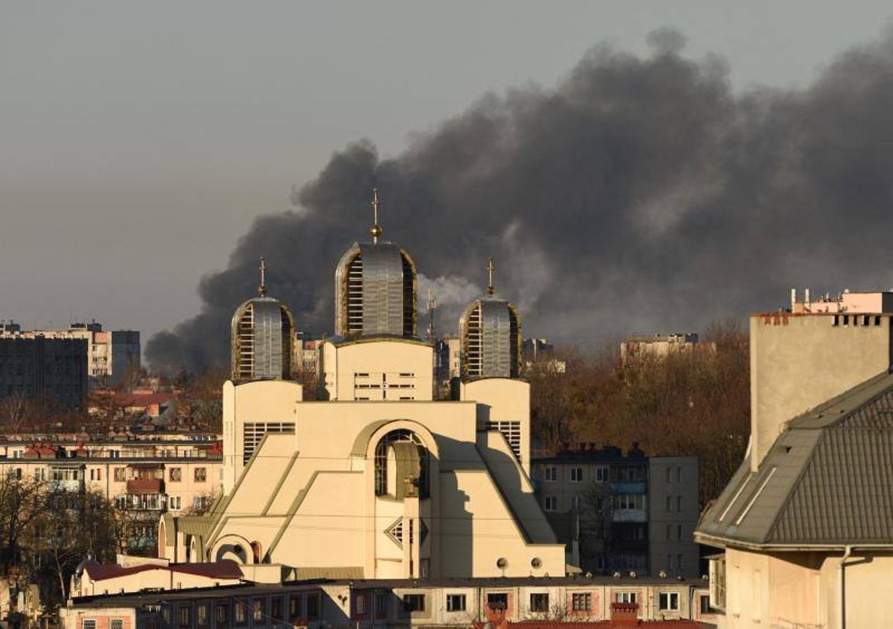 El humo se eleva después de una explosión en la ciudad de Lviv.