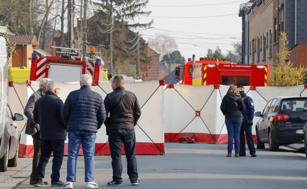 Imágen del luigar del accidente tapado por los servicios de asistencia.